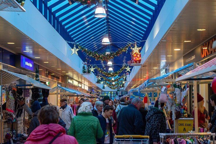 Sfeervol kerstshoppen tijdens kerstmarkt winkelcentrum Aalanden - Foto: Peter Denekamp