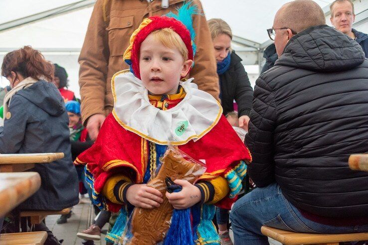 Vrolijk kinderfeest tijdens Pietenparty in winkelcentrum Stadshagen - Foto: Peter Denekamp