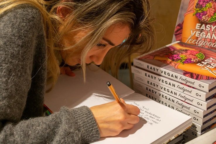 Sanne van Rooij signeert haar nieuwe boek bij Waanders in de Broeren - Foto: Peter Denekamp