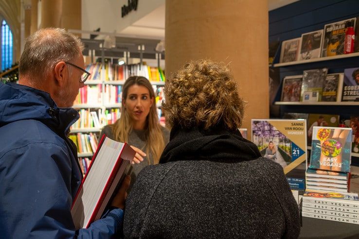 Sanne van Rooij signeert haar nieuwe boek bij Waanders in de Broeren - Foto: Peter Denekamp