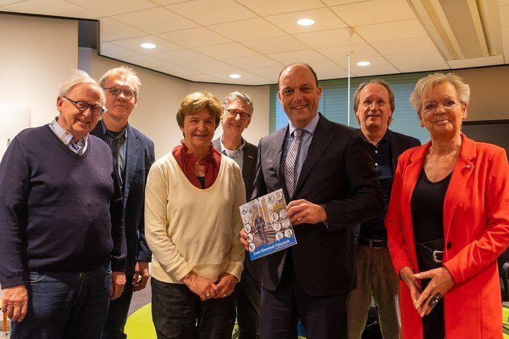 Peter Snijders neemt Zwols Historisch Tijdschrift in ontvangst - Foto: Peter Denekamp