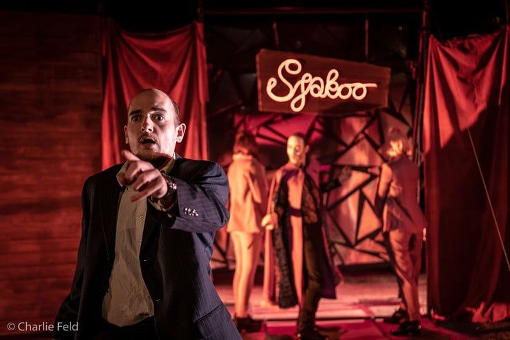 Tom Strik overtuigt in theatervoorstelling Sjakoo - Foto: Charlie Feld