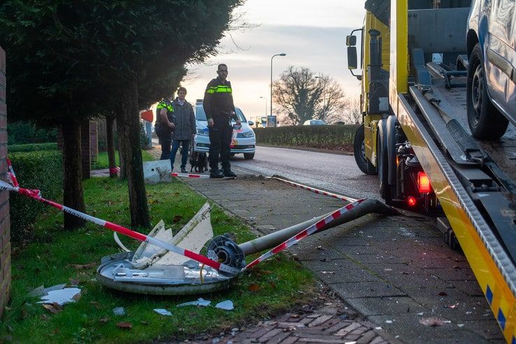 Automobiliste ramt lantaarnpaal en boom in Spoolde - Foto: Peter Denekamp