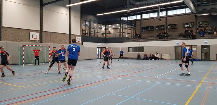 Travelbags/HV Zwolle handbalmannen maken valse start tegen Blauw Wit - Foto: Ingezonden foto