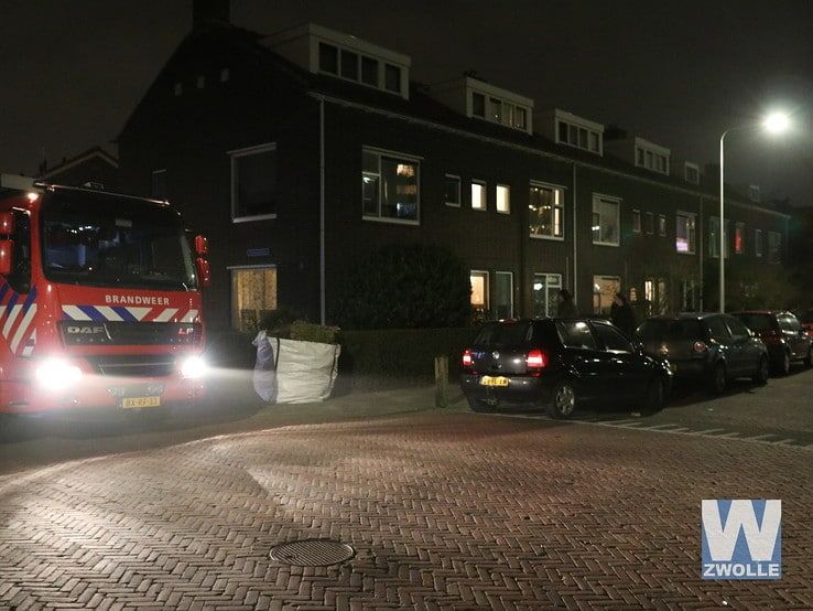 Brandweer rukt uit voor melding woningbrand - Foto: Arjen van der Zee