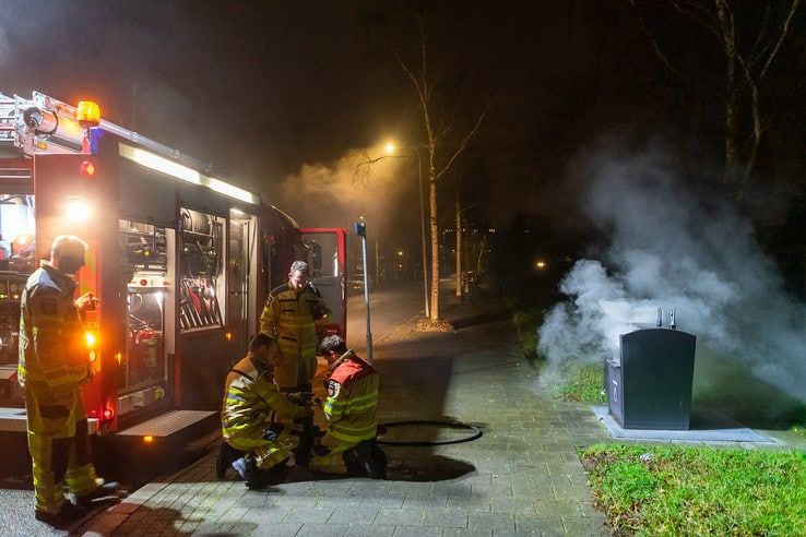 Brand in ondergrondse container in Zwolle-Zuid - Foto: Peter Denekamp