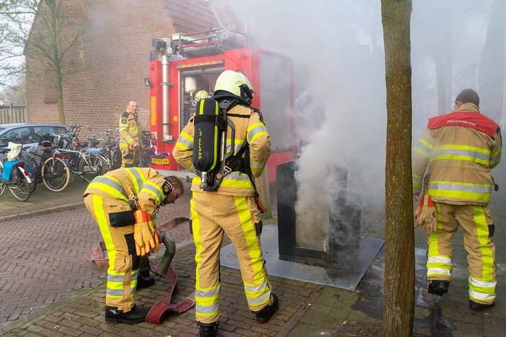 Brandweer blust brand in afvalcontainer - Foto: Peter Denekamp