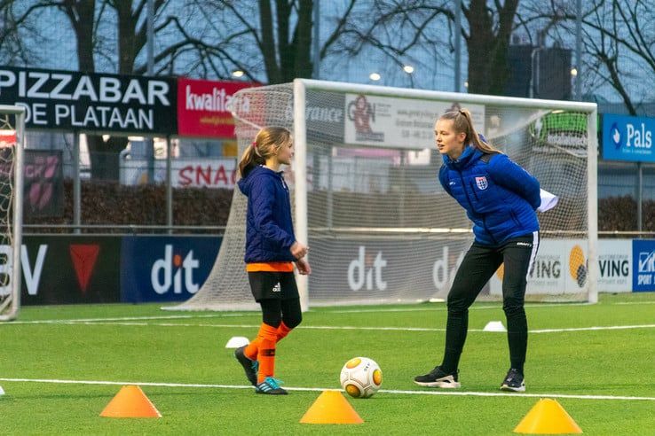 Jeugdspeelsters Be Quick ’28 krijgen voetballes van PEC Zwolle vrouwen - Foto: Peter Denekamp