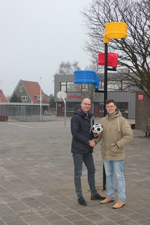 Nieuwe korfbalboom op schoolplein basisschool in Zwolle-Zuid - Foto: Ingezonden foto