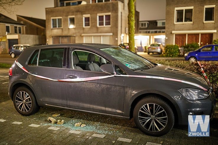 Explosie beschadigt opnieuw auto in Zwolle-Zuid - Foto: Hans van Eijsden