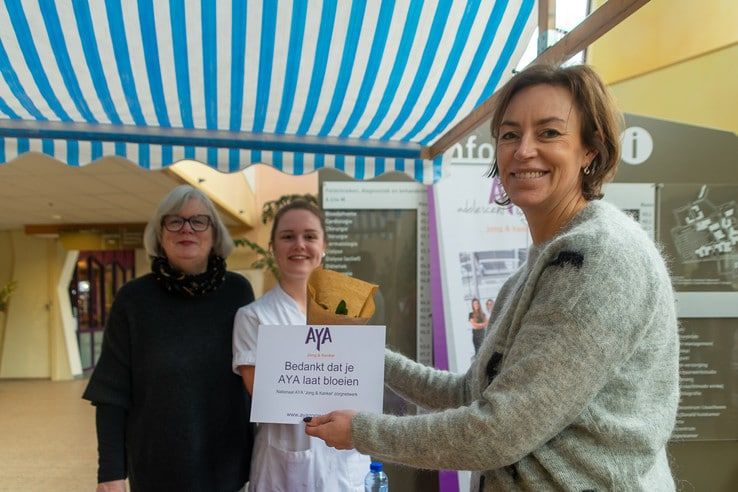 Hyacintenverkoop Isala levert 1000 euro op voor jonge mensen met kanker - Foto: Peter Denekamp