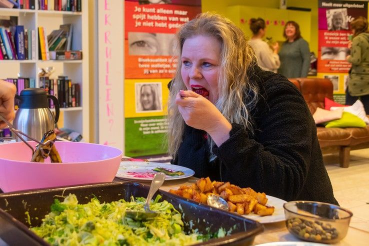 Mee-eten tegen voedsverspilling in stationshal in Zwolle - Foto: Peter Denekamp