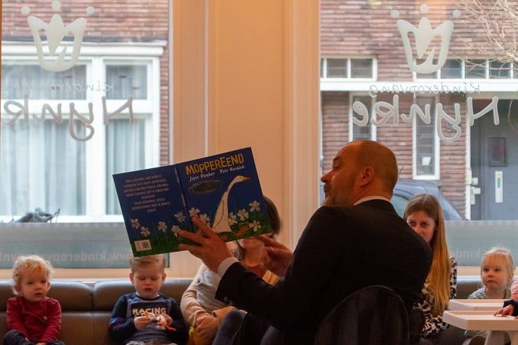 Wethouder Klaas Sloots leest kinderen voor bij kinderdagverblijf in Zwolle - Foto: Peter Denekamp