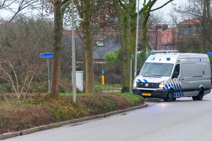 EOD onderzoekt woning verwarde man Zwolle Zuid - Foto: Peter Denekamp