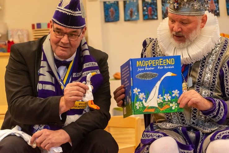 Stadsprins van Sassendonk leest voor bij Kinderopvang Herenweg - Foto: Peter Denekamp