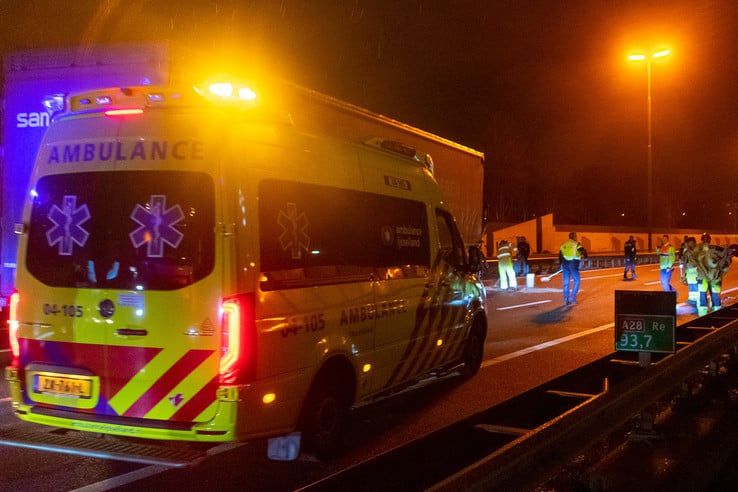 Vrachtwagen schaart en blokkeert A28 bij Zwolle - Foto: Peter Denekamp