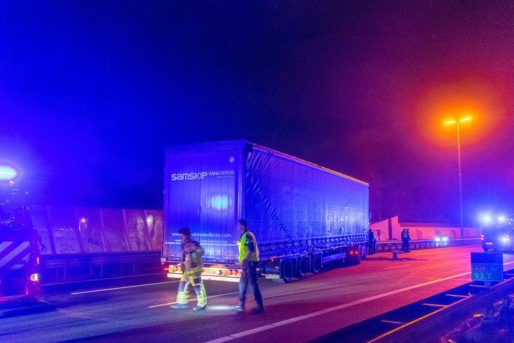 Vrachtwagen schaart en blokkeert A28 bij Zwolle - Foto: Peter Denekamp