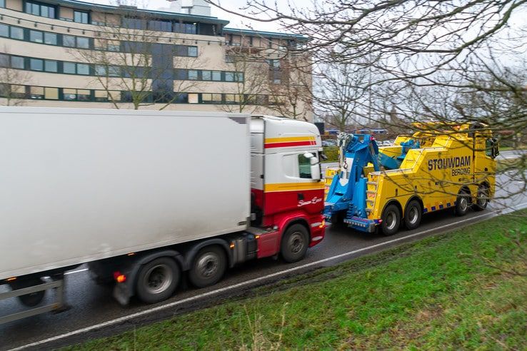 Vrachtwagen botst op IJsselallee op auto - Foto: Peter Denekamp