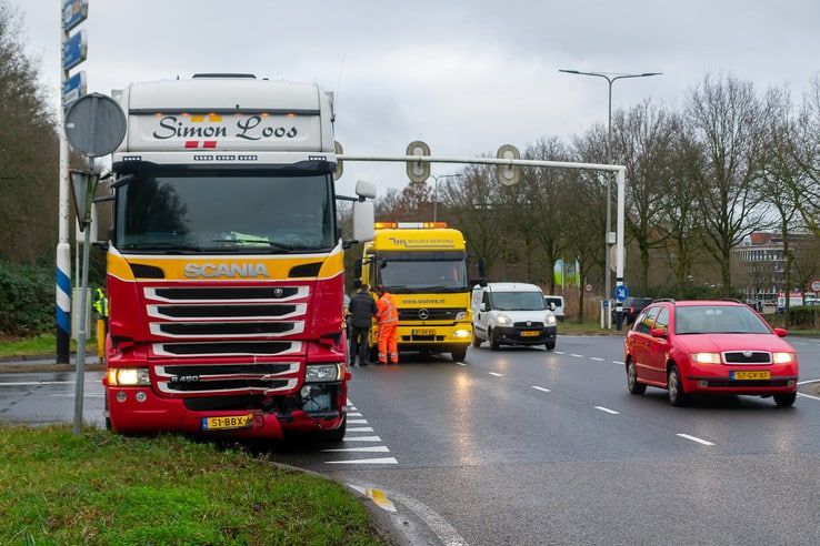 Vrachtwagen botst op IJsselallee op auto - Foto: Peter Denekamp