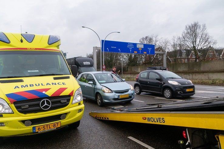 Kop-staartbotsing met drie auto’s op IJsselallee - Foto: Peter Denekamp