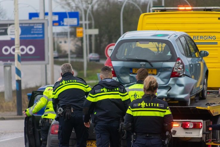 Kop-staartbotsing met drie auto’s op IJsselallee - Foto: Peter Denekamp