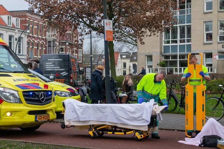 Fietsers komen met elkaar in botsing op Kerkbrugje, één gewonde - Foto: Peter Denekamp