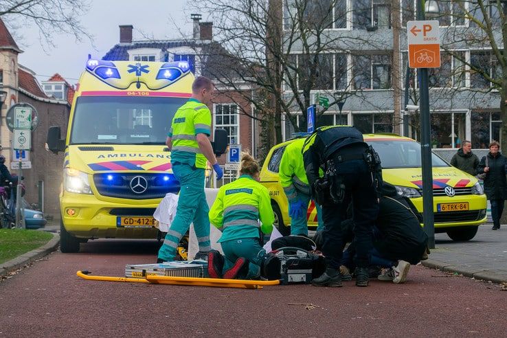 Fietsers komen met elkaar in botsing op Kerkbrugje, één gewonde - Foto: Peter Denekamp