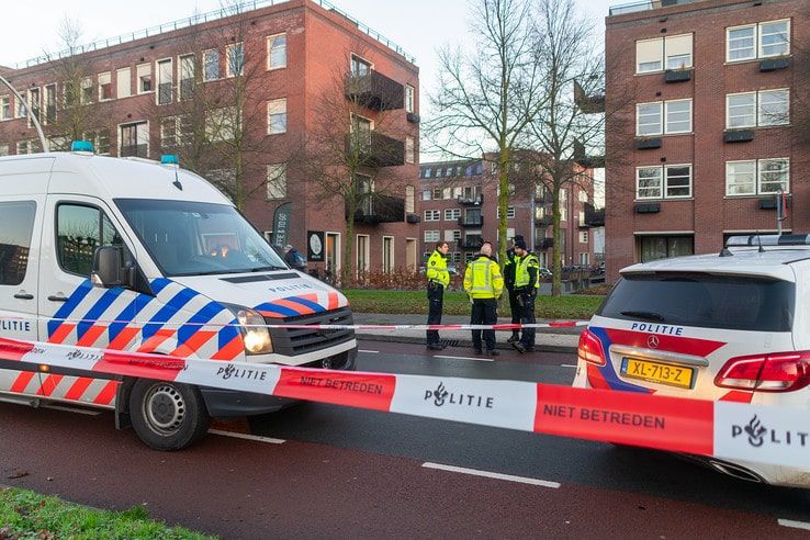 Fietser gewond door botsing met bus en auto in Hanzeland - Foto: Peter Denekamp