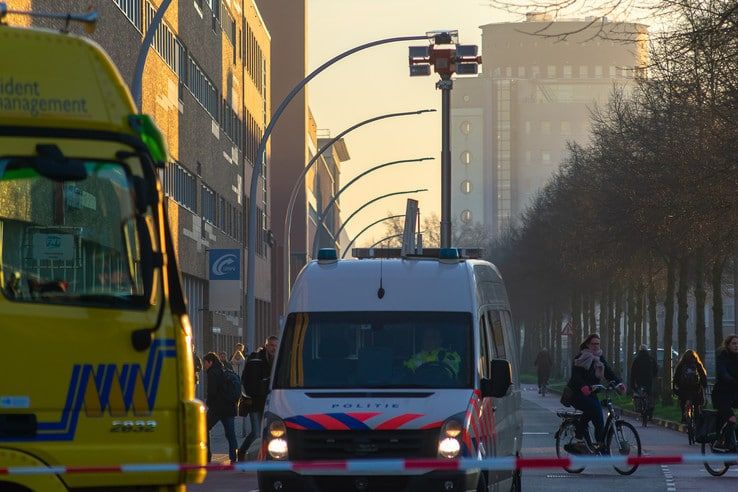 Fietser gewond door botsing met bus en auto in Hanzeland - Foto: Peter Denekamp