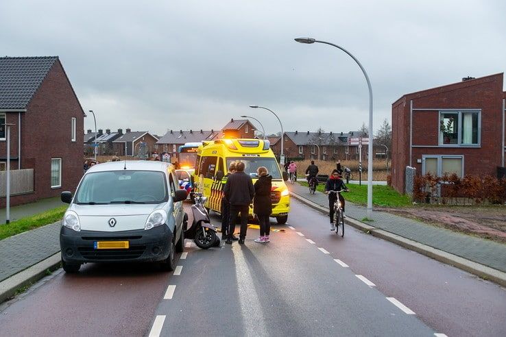 Bijrijdster scooter raakt gewond op Twistvlietbrug - Foto: Peter Denekamp