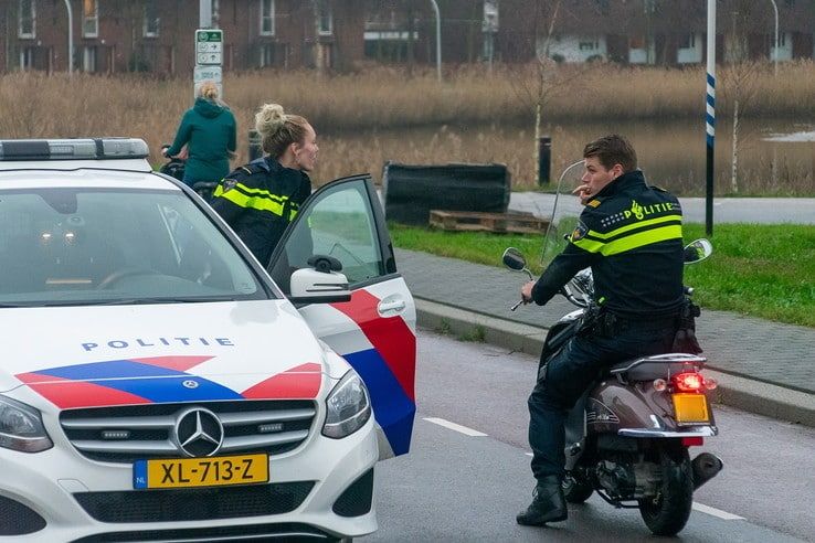 Bijrijdster scooter raakt gewond op Twistvlietbrug - Foto: Peter Denekamp