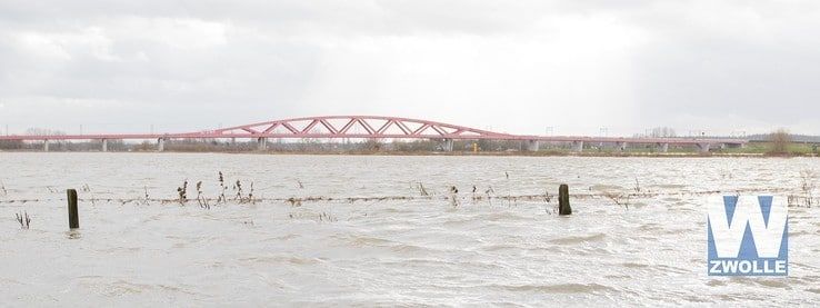 Hoog water bij de IJssel, ter hoogte van het Engelse Werk - Foto: Henrico van der Dussen