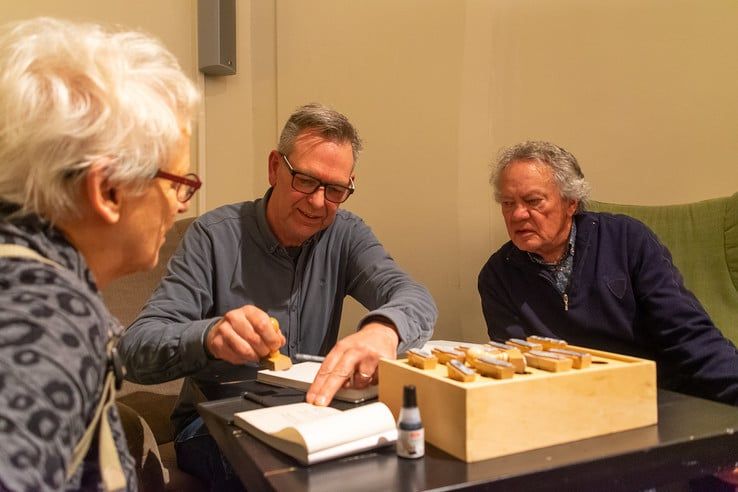 Sytse van der Zee presenteert zijn nieuwe boek John’s Woodhouse bij Waanders In de Broeren - Foto: Peter Denekamp