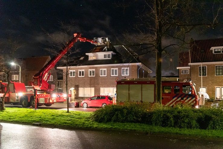 Schoorsteenbrand in Veerallee snel onder controle - Foto: Peter Denekamp