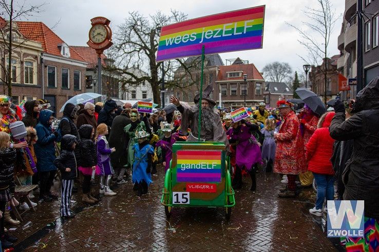 Carnaval in Beeld: Stortbui tijdens optocht - Foto: Arjen van der Zee