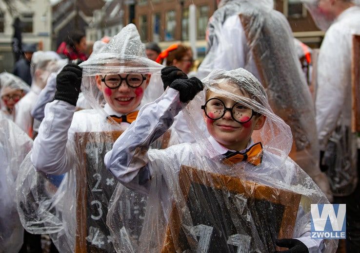 Carnaval in Beeld: Stortbui tijdens optocht - Foto: Arjen van der Zee