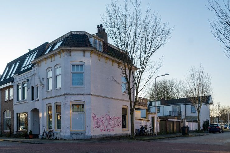 Huis en muren beklad in Assendorp - Foto: Peter Denekamp