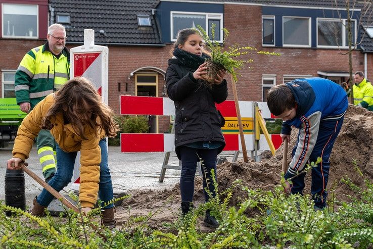 Kinderen van basisschool de Marshof maken samen een groene buitenplek - Foto: Peter Denekamp