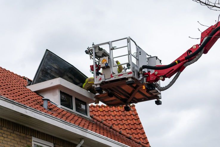 Harde wind houdt brandweer in Zwolle bezig - Foto: Peter Denekamp