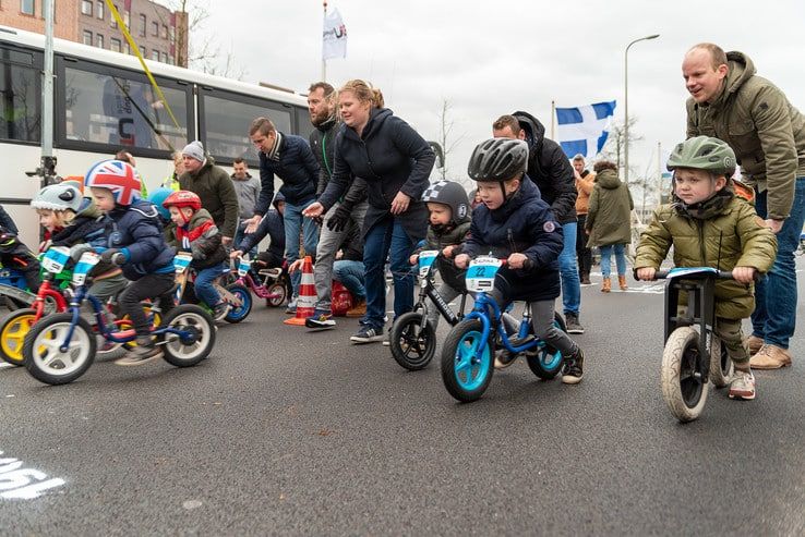Peuters en kleuters op loopfietsjes gaan strijd aan tijdens Ster van Zwolle - Foto: Peter Denekamp