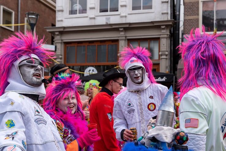 Carnaval in beeld: Hossen met Johnny Holtenbroek op de Melkmarkt - Foto: Peter Denekamp
