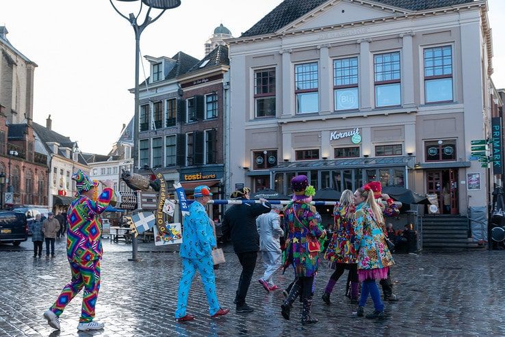 Carnaval in Beeld: Oelewapper is weer neergehaald - Foto: Peter Denekamp