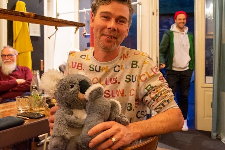 Zwolse Kunstenaar Jehudi van Dijk in de bres voor de Australische koala’s - Foto: Peter Denekamp