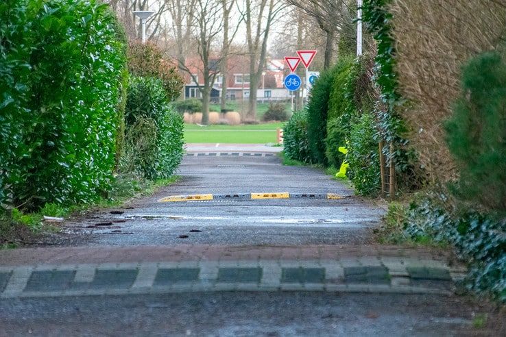 Ten Oeverstraat is 100 meter hindernisbaan voor fietsers geworden - Foto: Peter Denekamp