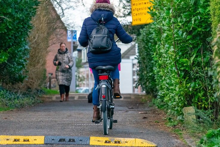 Ten Oeverstraat is 100 meter hindernisbaan voor fietsers geworden - Foto: Peter Denekamp