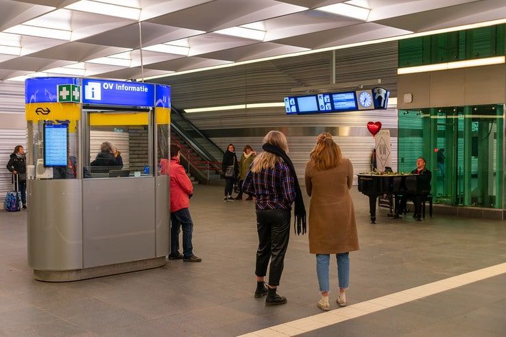 Hans Jansen bezong de liefde op station Zwolle - Foto: Peter Denekamp