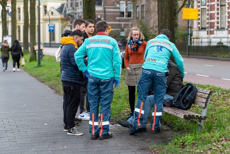 Fietser gewond door aanrijding met scooter - Foto: Peter Denekamp