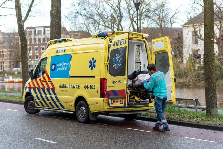 Fietser gewond door aanrijding met scooter - Foto: Peter Denekamp