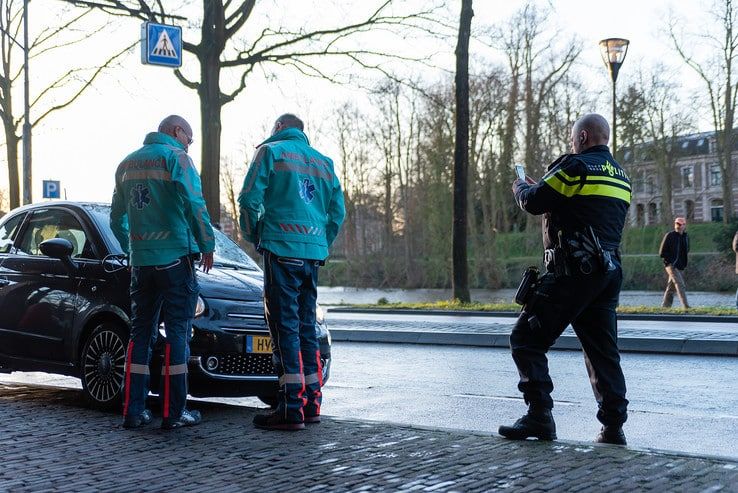 Vrouw door auto geschept op zebrapad Burgemeester van Roijensingel - Foto: Peter Denekamp