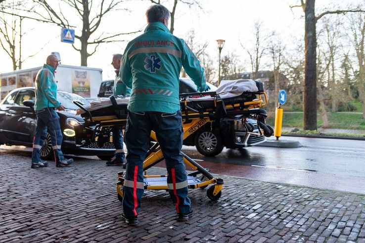 Vrouw door auto geschept op zebrapad Burgemeester van Roijensingel - Foto: Peter Denekamp